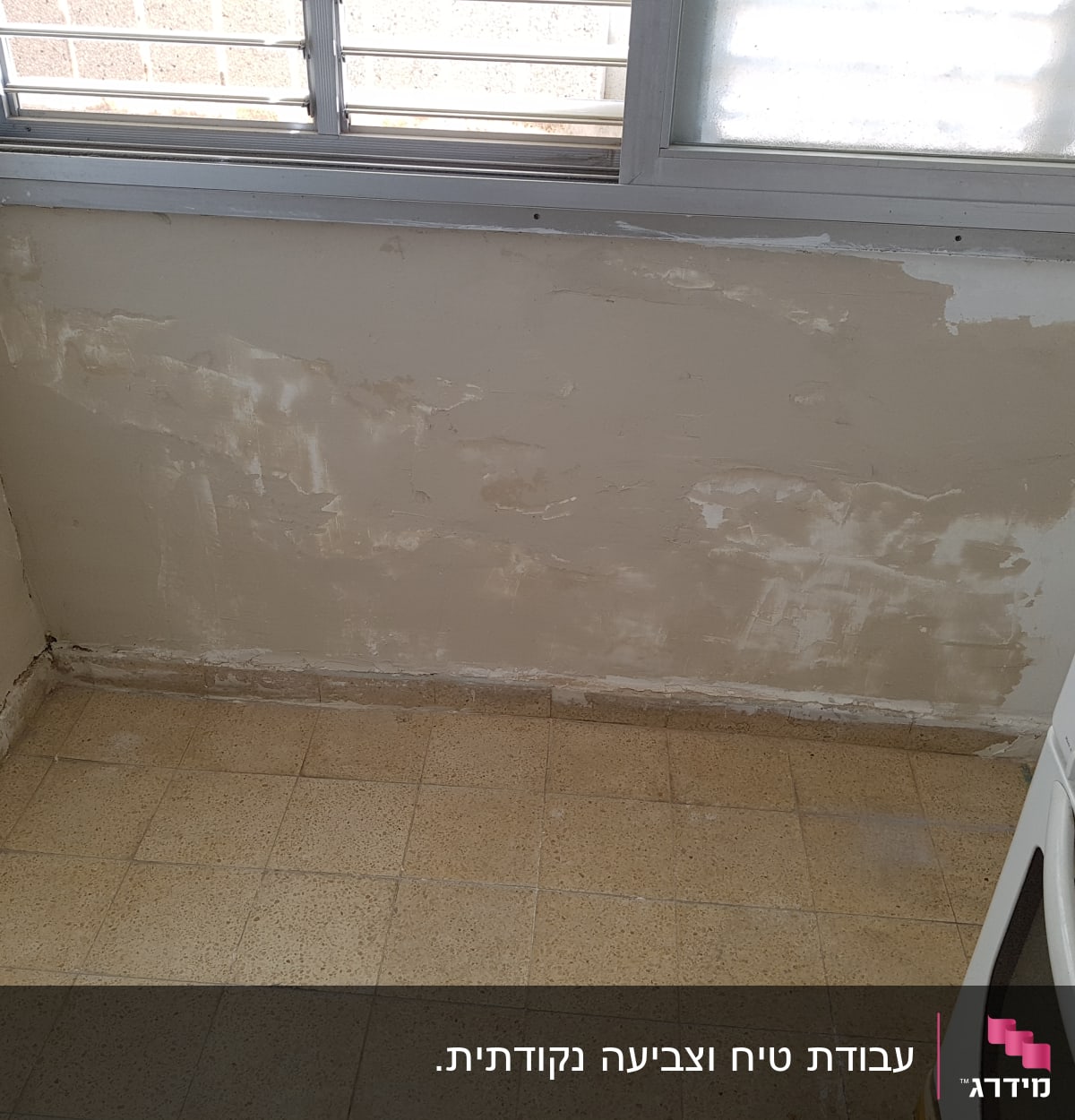 קיר עם טיח מתקלף ליד חלון